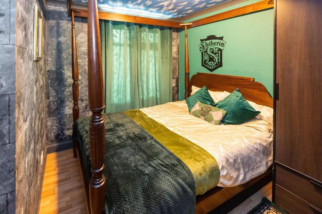 Hogwarts Hideaway Themed Property Watford (Hertfordshire) Exterior foto