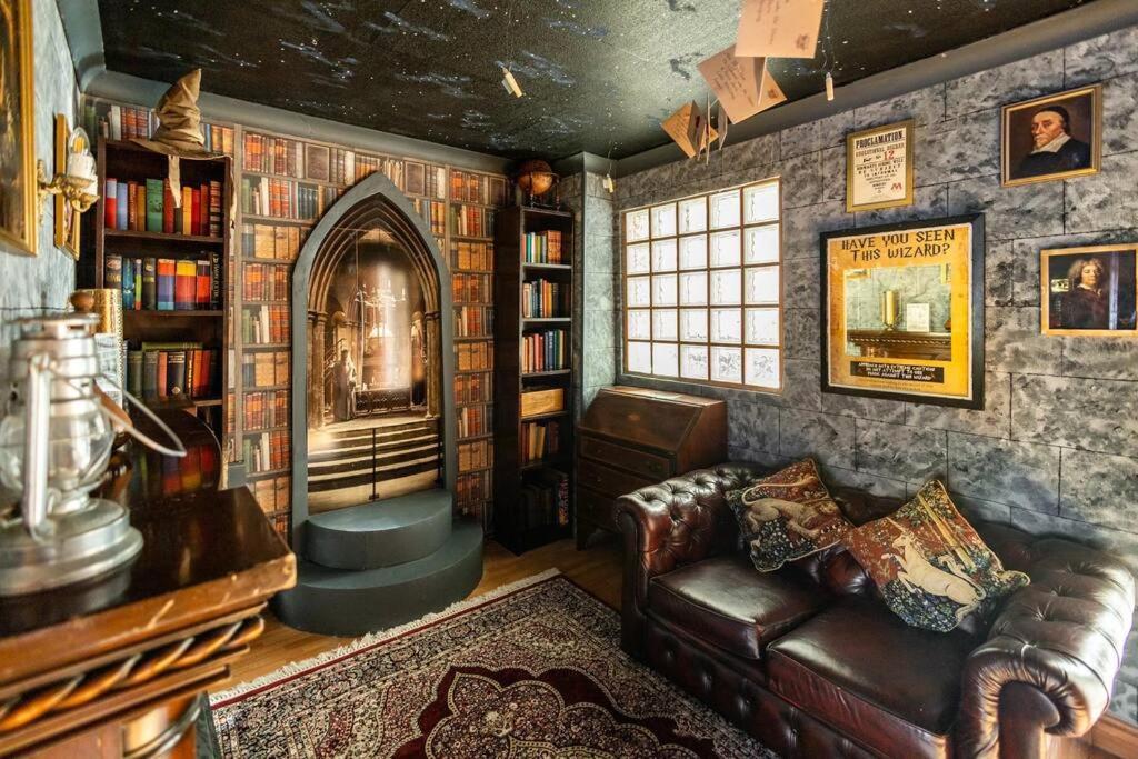 Hogwarts Hideaway Themed Property Watford (Hertfordshire) Exterior foto