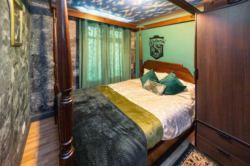 Hogwarts Hideaway Themed Property Watford (Hertfordshire) Exterior foto