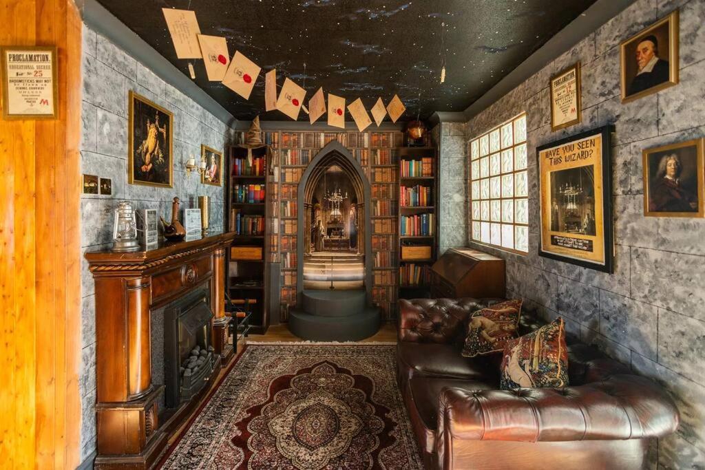 Hogwarts Hideaway Themed Property Watford (Hertfordshire) Exterior foto