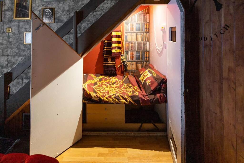Hogwarts Hideaway Themed Property Watford (Hertfordshire) Exterior foto